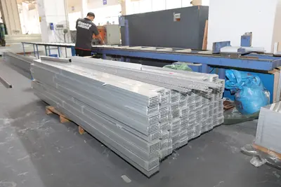 成品铝型材整齐码放待加工
