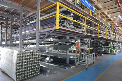 三层重型货架仓库全景，铝型材分类存放