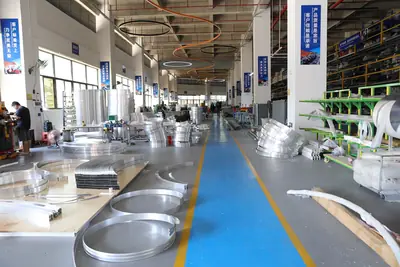 灯饰金属配套件生产车间通道全景