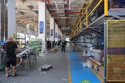 生产车间作业区全景，工人正在加工铝型材