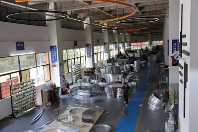 车间全景，铝型材成品与生产通道